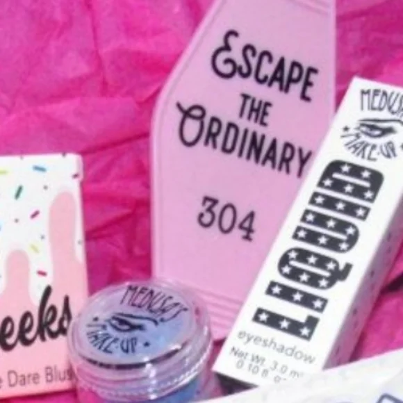 ❇️Medusa's Makeup Retro Motel Themed Keychain NWT/SEALED - Picture 2 of 5